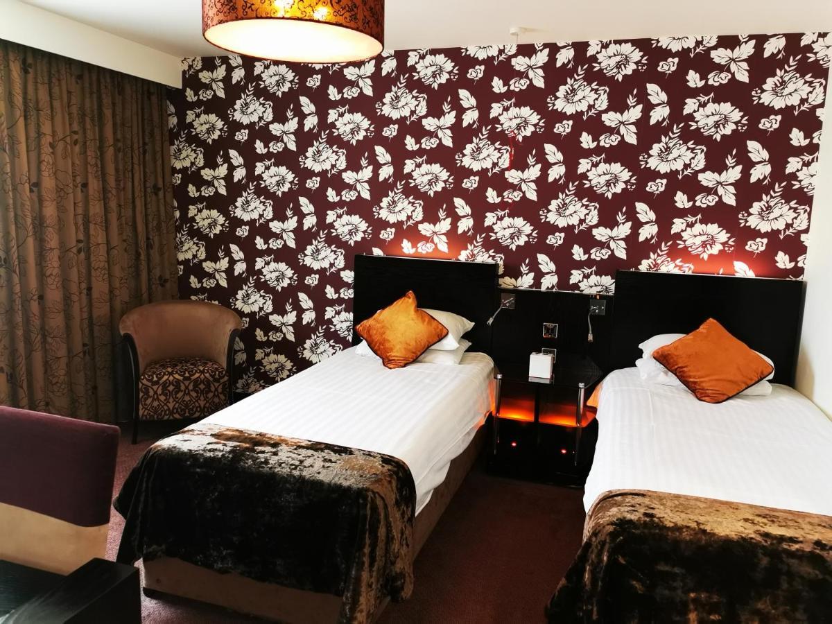 The Bluebell Hotel Neath Exteriör bild
