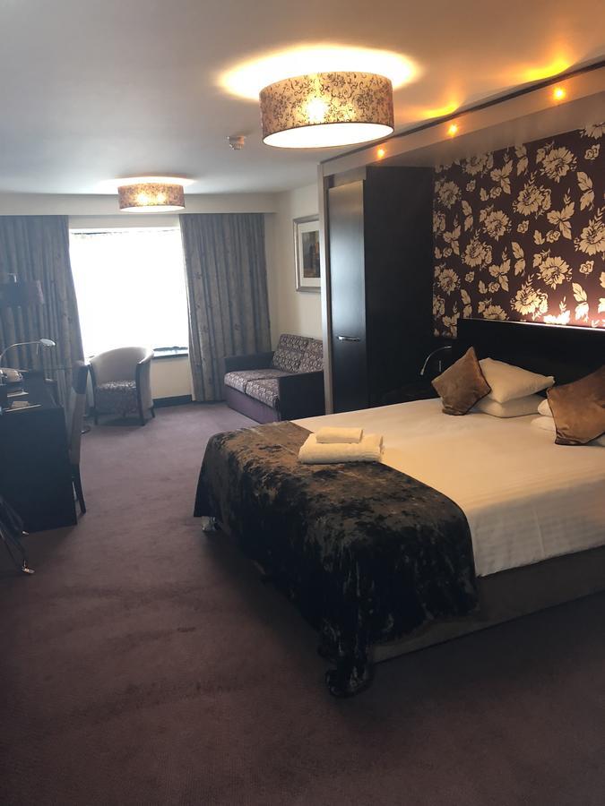 The Bluebell Hotel Neath Exteriör bild