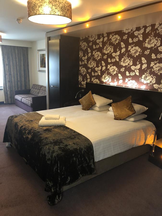 The Bluebell Hotel Neath Exteriör bild