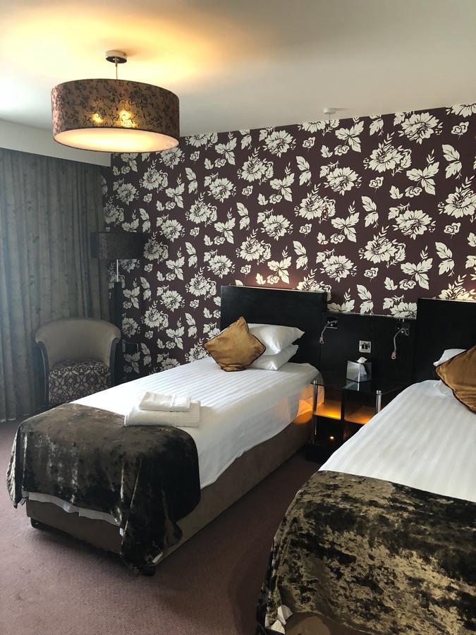 The Bluebell Hotel Neath Exteriör bild
